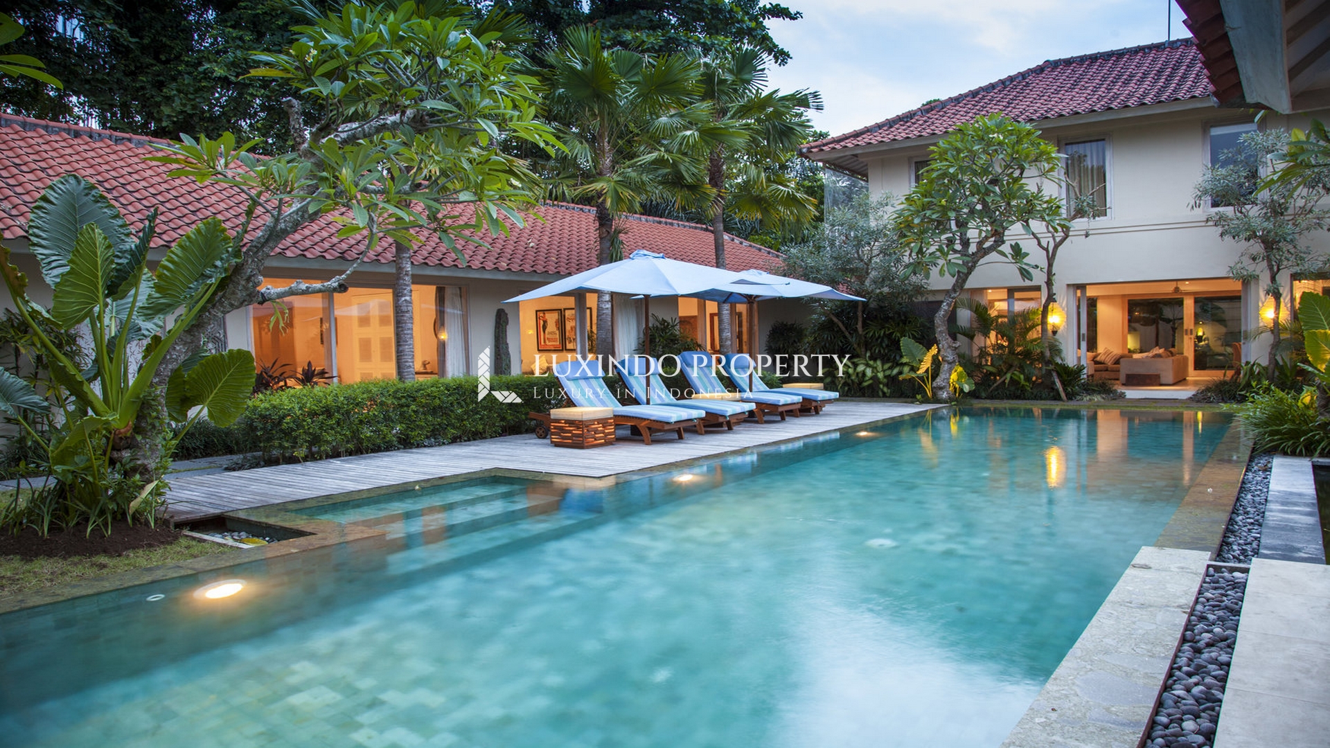 SANUR – LUXURY 5 BEDROOM VILLA WALKING DISTANCE TO THE BEACH (FHV232)
